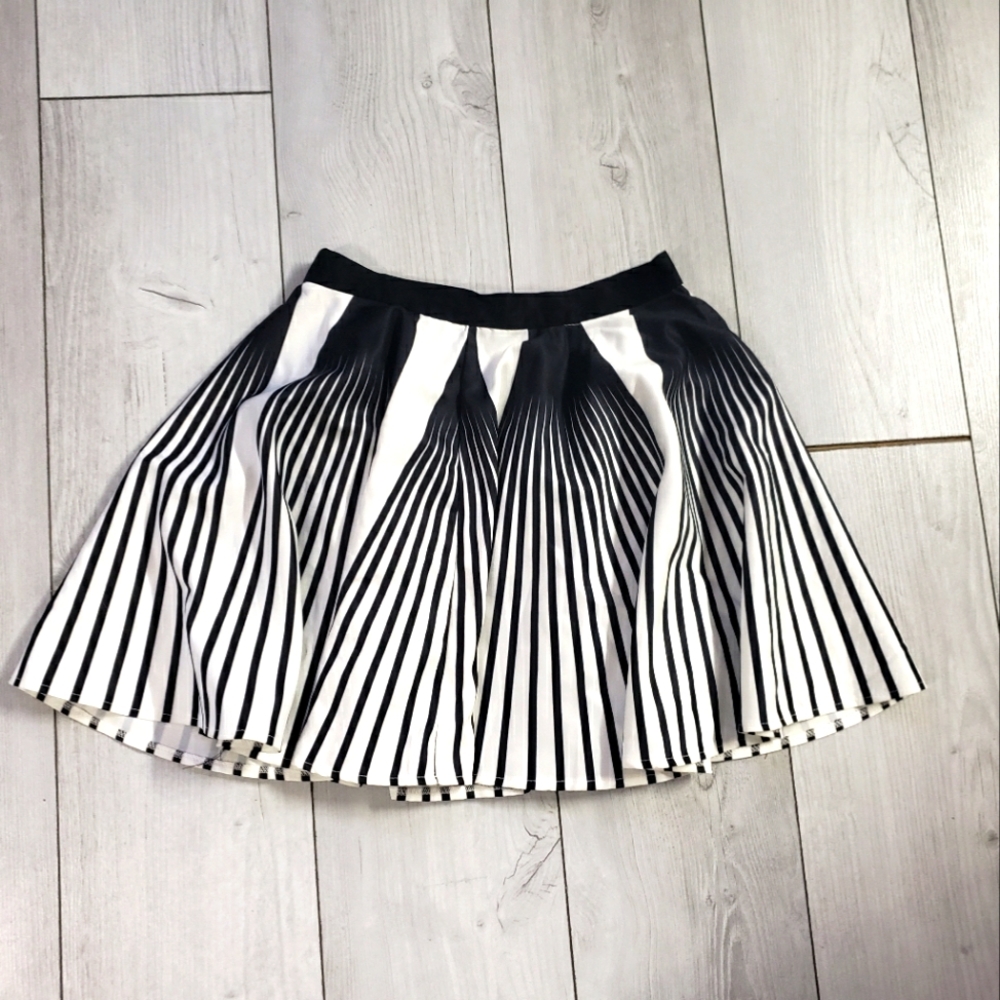 Black white vertical stripe pleated mini skirt sz small